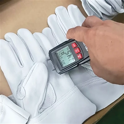 手袋の水分品質要件のテスト